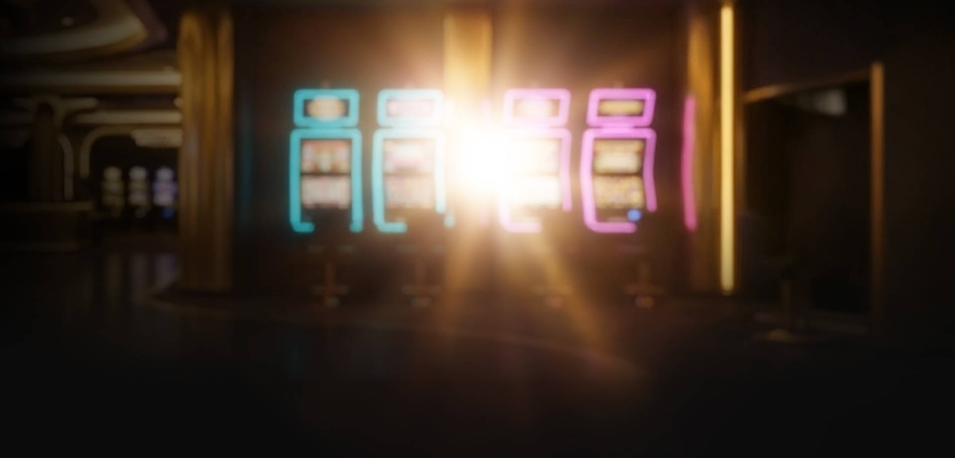 Neon slotmachines in een donkere ruimte met een felle lichtbron.