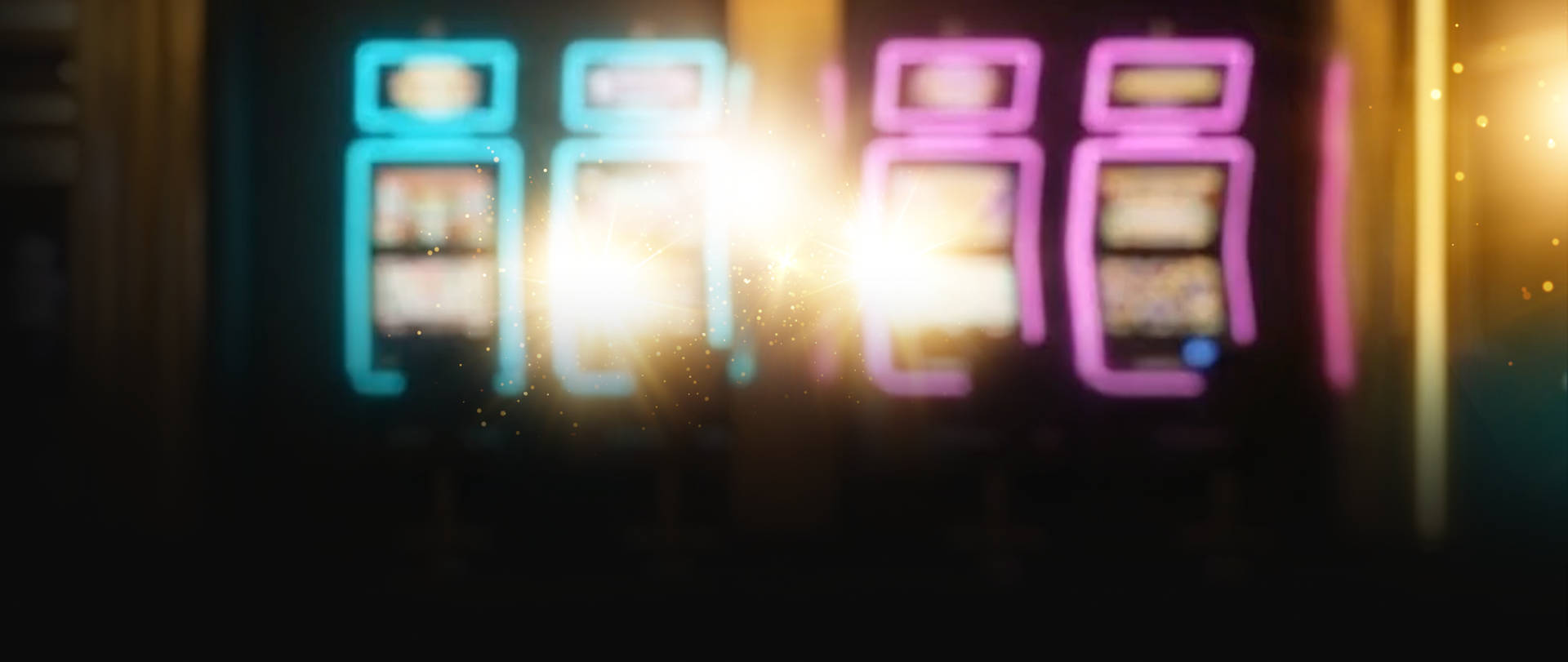 Neon slotmachines in een donkere ruimte met een felle lichtbron.