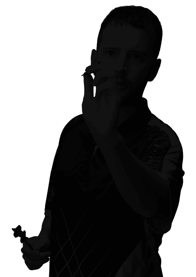 Man die een dart vasthoudt, klaar om te gooien.